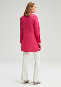 Touché Privé BELTED - Skjortebluser - fuchsia
