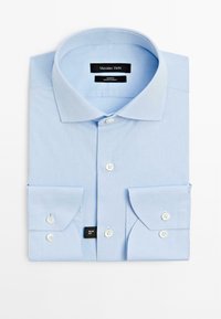 Lichtblauw slim-fit overhemden gemaakt van geweven stof. Bevat een klassieke kraag, knoopsluiting en manchetten met dubbele knopen. Label zichtbaar.