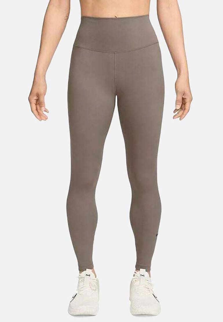 Leggings marron taille haute en tissu extensible avec une texture lisse. Présente un branding minimal près de la cheville. Convient pour les vêtements de sport.