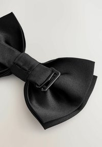 Sorth satin butterflyknude med en glat overflade, bred buekonstruktion og en sort metalspænde til justerbar pasform.