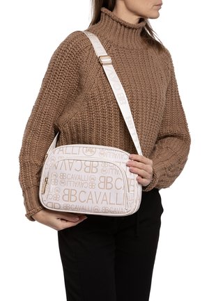 Borsa a tracolla bianca con stampa del logo color tan, forma rettangolare, materiale texturizzato e tracolla regolabile con accenti in oro.