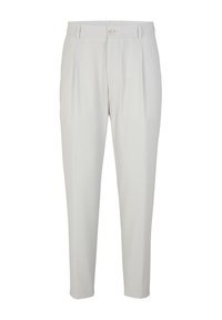 Pantalons plissés gris clair en tissu lisse, dotés d'une fermeture à bouton et de jambes cintrées. Design minimaliste avec une texture subtile.