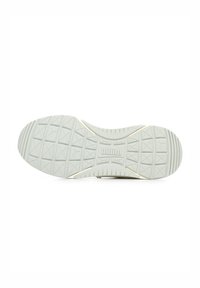 Sole di sneaker grigio chiaro con superficie testurizzata, caratterizzata da motivi geometrici e un logo prominente. Accentuata da dettagli bianchi sottili.