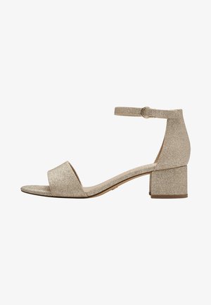 Glitzernde goldene Sandale mit offenem Zehenbereich, breitem Riemen über dem Fuß, verstellbarem Knöchelriemen mit Schnalle und niedrigem Blockabsatz. Glatte Textur.