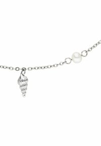 Silberne Kettenhalskette mit einem strukturierten Muschel-Anhänger und einer einzelnen runden weißen Perle, die ein elegantes Küstendesign zeigt.