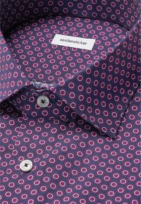 Camicia rossa e blu con un motivo circolare e contorni bianchi. Il colletto è abbottonato e l'etichetta recita "seidensticker". Tessuto dal tocco liscio.