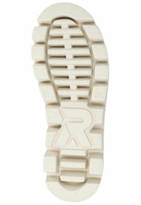 Semelle de chaussure en caoutchouc de couleur blanc cassé, présentant un design texturé et cranté avec de profonds sillons et un logo en relief au centre.
