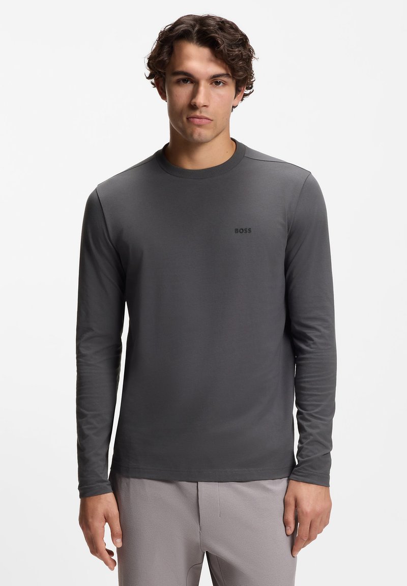 Langärmeliges Rundhalsshirt in Dunkelgrau aus glattem Stoff. Verfügt über ein dezentes schwarzes "BOSS"-Logo auf der Brust.