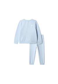 Sudadera azul clara y pantalones a juego hechos de tela suave. Cuenta con un cuello redondo y un pequeño logo blanco en la parte trasera.