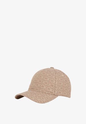 Gorra beige de tela con un patrón de logotipo repetido. Presenta un visera curva y un botón en la parte superior. Diseño estructurado con ajuste en la parte posterior.