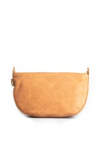 Tan leren clutch met een gladde textuur, afgeronde vorm en een zijsluiting met drukknoop. Minimalistisch ontwerp met stiksels langs de randen.