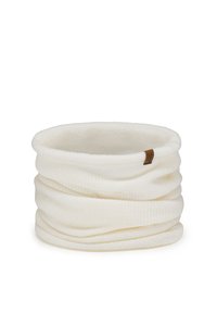 Hvid strikket halsvarmer med blød tekstur, med foldet design og en lille brun label som detalje.