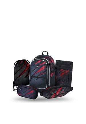 Set aus schwarzen und roten Schultaschen einschließlich Rucksack, Turnbeutel, Federmäppchen, Lunchbag und Bauchtasche mit Kratzspuren-Design.