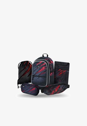 Set aus schwarzen und roten Schultaschen einschließlich Rucksack, Turnbeutel, Federmäppchen, Lunchbag und Bauchtasche mit Kratzspuren-Design.