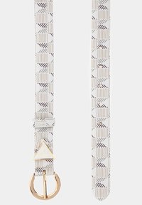 Ceinture texturée arborant un motif géométrique dans des tons beiges et gris, avec une boucle ronde en ton or et un accent logo triangulaire.