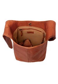 Braune Leder-Schultertasche mit offenem Oberteil, das das beige Stofffutter, eine Reißverschlusstasche und ein passendes Lederetui innen zeigt.