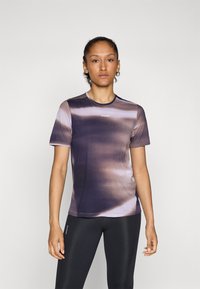 Kortermet lilla gradient treningsskjorte med rund hals, med en logo på brystet og glatt, lett stoff.