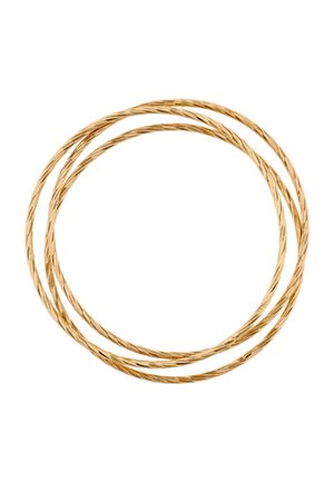 Două brățări subțiri de aur răsucite suprapuse pe un fundal alb.