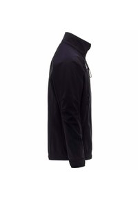 Giacca softshell nera con colletto alto, zip frontale e tasche laterali. Presenta una texture liscia e un design aderente.
