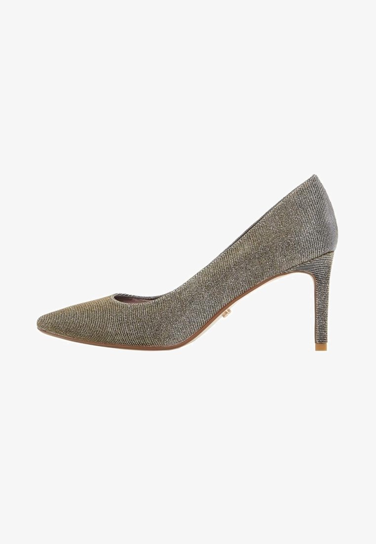Escarpin à bout pointu en tissu gris métallisé avec texture ribbée, doté d'un talon aiguille fin et d'une semelle intérieure rembourrée.