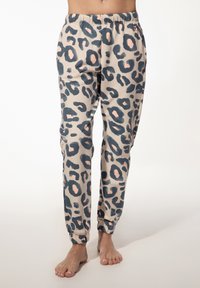 Joggingbroeken met luipaardprint in lichtbeige, met donkerblauwe en blushvlekken, elastische tailleband en enkelkappen. Zachte stoftextuur.