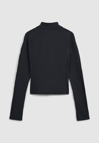 Top nero a maniche lunghe cropped con colletto alto, realizzato in tessuto morbido. Presenta maniche raglan e dettagli di cucitura sui pannelli laterali.