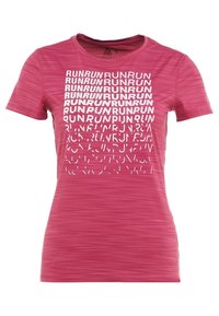 Rosa kortärmad träningsskjorta med ett texturerat mönster, med upprepade "RUN"-texter i fetvita bokstäver över framsidan.