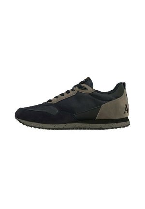 Sneakers in suede e mesh blu navy e grigio. Design a profilo basso con punta rotonda, chiusura con lacci e suola in gomma con macchie. Logo sul lato.