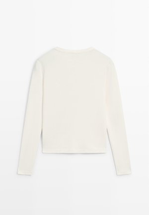 Lichtcrème lange mouw top met een ronde halslijn en een cropped fit. Gemaakt van zachte, gladde stof zonder zichtbare patronen of versieringen.
