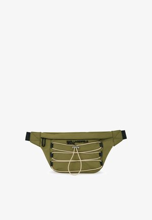 Sac banane en nylon olive avec des accents en cordon élastique, une sangle ajustable et un logo noir imprimé. Texture lisse avec une forme épurée.