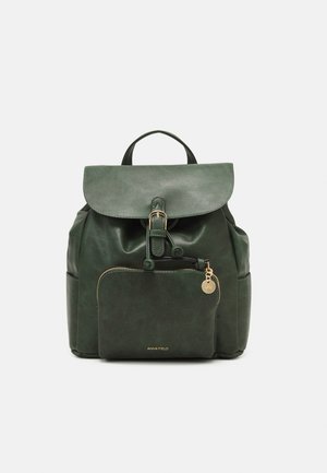 Sac à dos en simili cuir vert avec un rabat, une fermeture à boucle, une poche avant et des accents en or. Texture lisse avec une forme structurée.