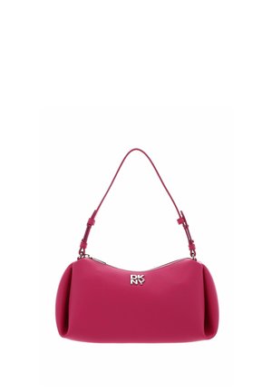 Sac à main DKNY en cuir rose avec bandoulière réglable et logo argenté à l'avant, fermeture éclair sur le dessus, forme ovale structurée.