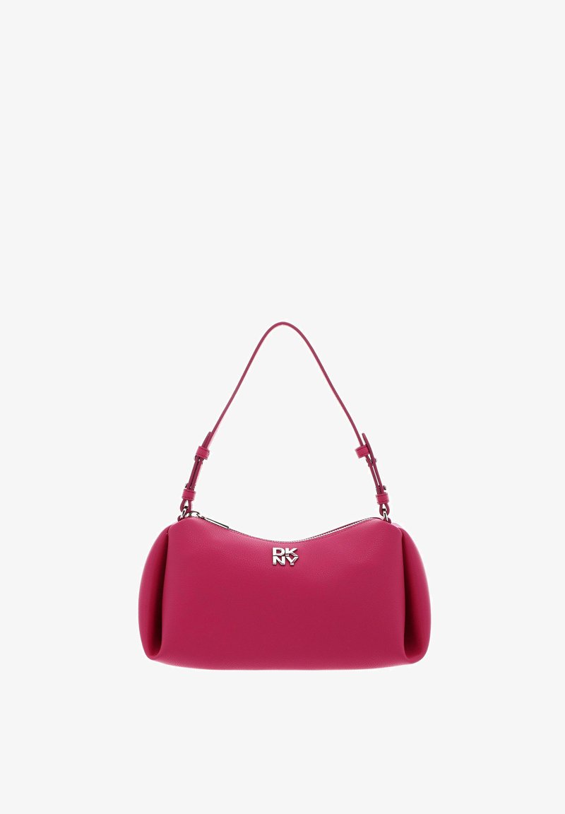 Sac à main DKNY en cuir rose avec bandoulière réglable et logo argenté à l'avant, fermeture éclair sur le dessus, forme ovale structurée.