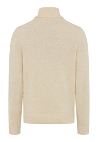 Maglione beige lavorato a maglia con collo alto, caratterizzato da un tessuto testurizzato, polsini e orlo a coste, e un design semplice e classico.