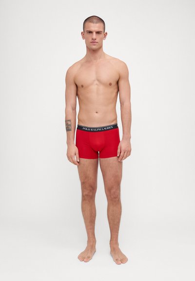 Boxer in cotone rosso da uomo realizzati in tessuto elasticizzato, con una fascia nera in vita su cui è riportato il marchio "Polo Ralph Lauren" in lettere bianche.