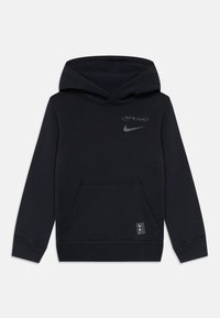 Černá mikina s kapucí vyrobená z měkké tkaniny, obsahující klokání kapsu, nastavitelnou kapuci a potisknutá logy "SPURS" a "Nike" v šedé barvě.