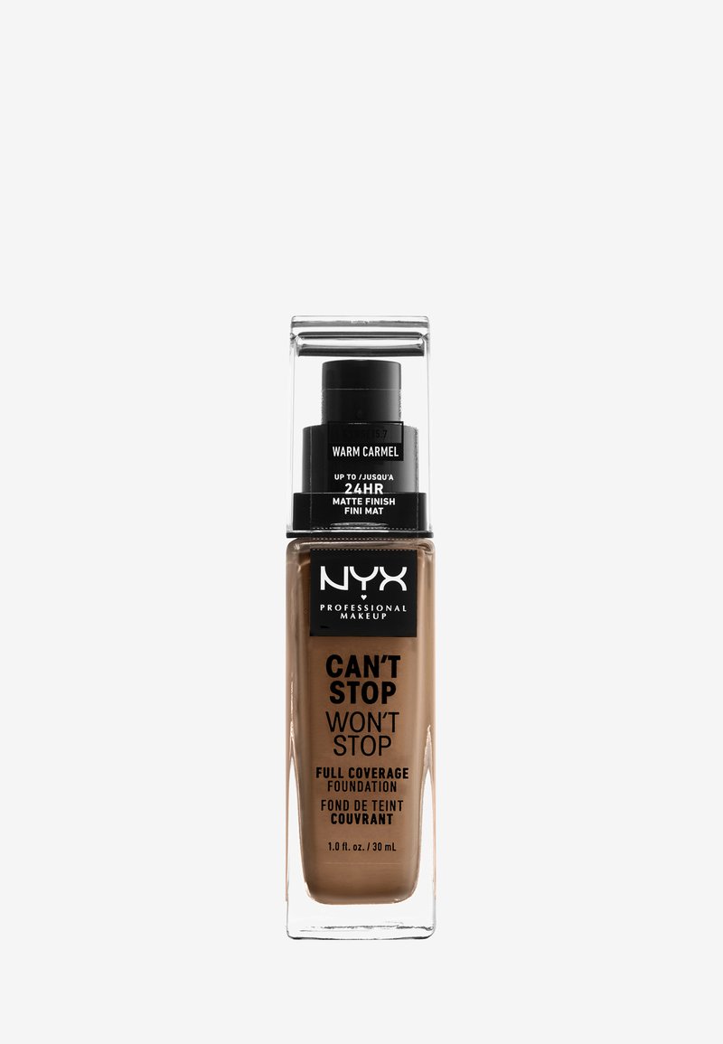 NYX Can't Stop Won't Stop foundation in Warm Carmel, een tan vloeistof in een heldere vierkante fles met een zwarte pompkap. 1,0 fl oz/30 ml.