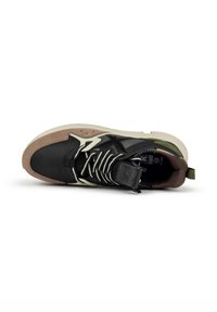Baskets avec une tige en maille noire, des accents en daim marron, une semelle intermédiaire blanche et des lacets noirs détaillés. Présente un passant vert et un logo.