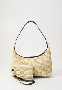 Sac à main en paille tissée avec une silhouette courbée, doté d'une bandoulière en cuir noir lisse et d'une petite pochette assortie attachée par une sangle pour le poignet.