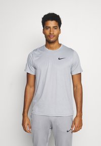 Nike Performance - M NK TOP SS HPR DRY - T-Shirt sport - particle grey/grey fog/heather/black Immagine in miniatura 1