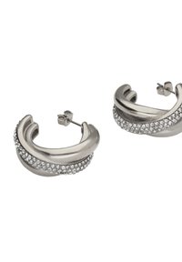 Silberfarbene Creolen mit einer strukturierten Band und einer Reihe klarer Kristalle entlang des unteren Randes. Sicherer Steckerverschluss.