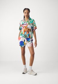 Obey Clothing SHORT - Rövidnadrágok - offwhite