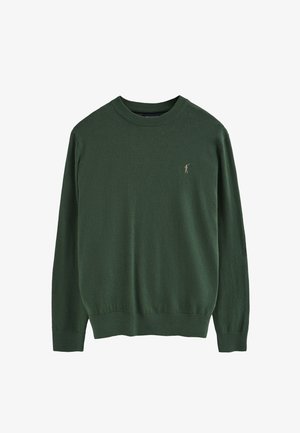 Grüner Strickpullover mit langen Ärmeln, Rundhalsausschnitt, gerippten Bündchen und Saum, mit einem kleinen, gestickten Logo auf der linken Brust.