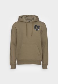 Sudadera con capucha en verde oliva, hecha de tela suave, que cuenta con un bolsillo tipo canguro en la parte frontal y un logotipo circular en el pecho.
