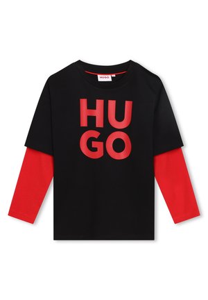 Czarna koszulka z długim rękawem z czerwonymi rękawami pod spodem, z dużym czerwonym napisem "HUGO" na środku klatki piersiowej.