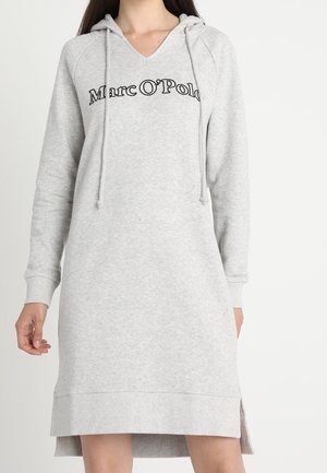 Graues Kapuzenkleid mit V-Ausschnitt, featuring "Marc O'Polo" Logo. Hergestellt aus weichem Stoff, mit seitlichen Schlitzen und gerippten Bündchen und Saum.