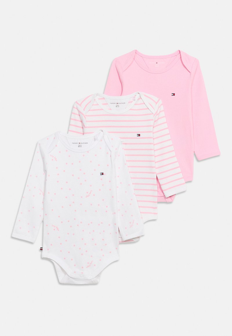 Trois bodies pour bébé à manches longues en rose clair, blanc avec des étoiles roses et blanc avec des rayures roses, chacun avec un petit logo sur la poitrine.