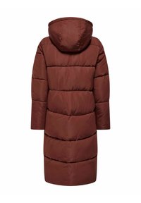 Manteau rembourré marron avec capuche, featuring un design matelassé, des manches longues et une coupe mi-longue. Texture lisse avec surpiqûres horizontales.