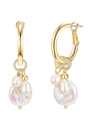Goudkleurige oorringen met drie onregelmatige witte parels en kleine gouden kralen die aan elke ring hangen.
