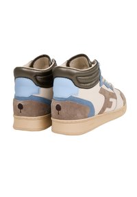 Hoge sneakers met witte leren, grijs suède en blauwe accenten. Opvallend boomlogo op de achterkant, gevoerde kraag en rubberen zool.